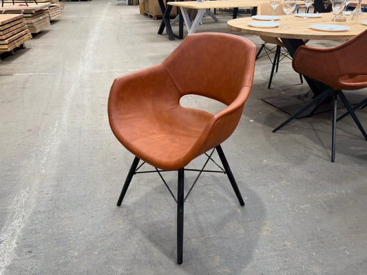 Esszimmerstuhl mit Armlehnen – Kunstleder in Cognac, Holzgestell - B58|H86|T59cm
