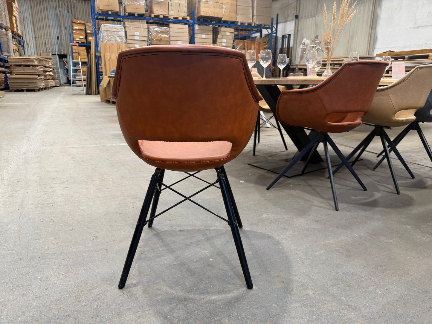 Esszimmerstuhl mit Armlehnen – Kunstleder in Cognac, Holzgestell - B58|H86|T59cm