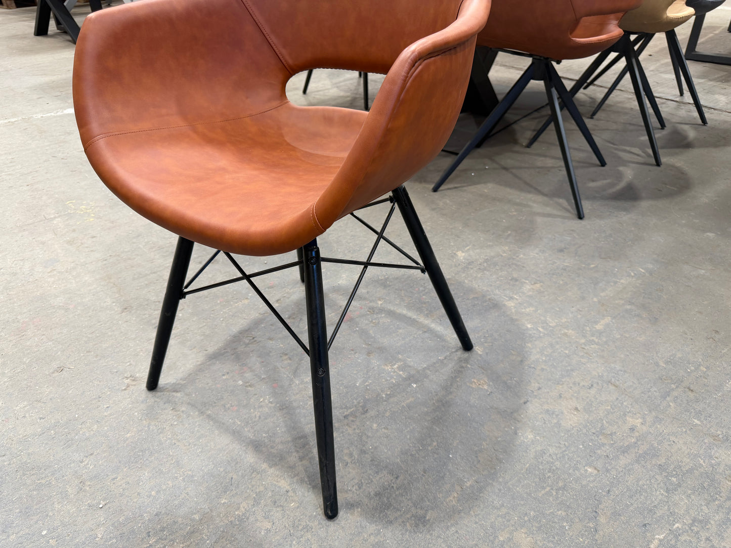 Esszimmerstuhl mit Armlehnen – Kunstleder in Cognac, Holzgestell - B58|H86|T59cm