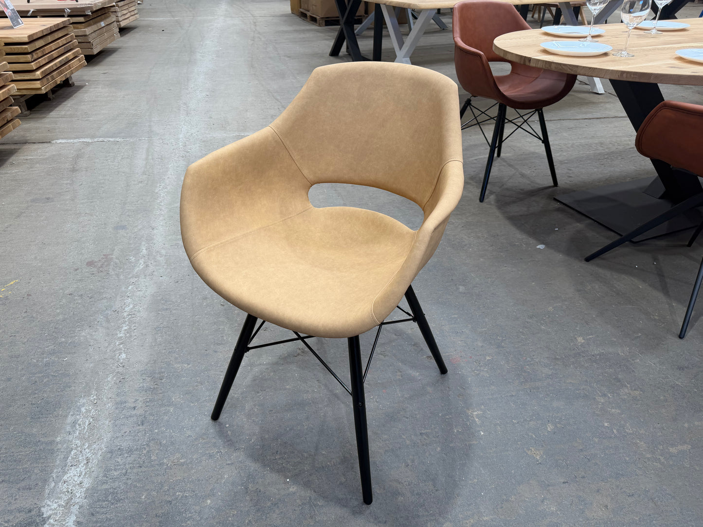 Esszimmerstuhl mit Armlehnen – Kunstleder in Beige, Holzgestell - B58|H86|T59cm