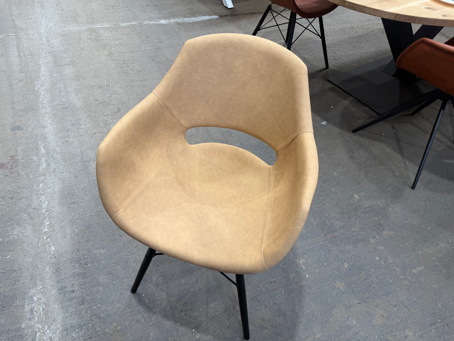 Esszimmerstuhl mit Armlehnen – Kunstleder in Beige, Holzgestell - B58|H86|T59cm