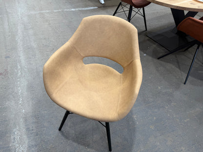 Esszimmerstuhl mit Armlehnen – Kunstleder in Beige, Holzgestell - B58|H86|T59cm