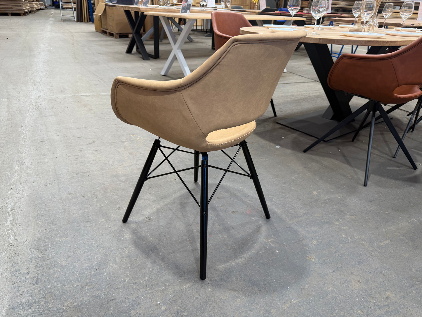 Esszimmerstuhl mit Armlehnen – Kunstleder in Beige, Holzgestell - B58|H86|T59cm