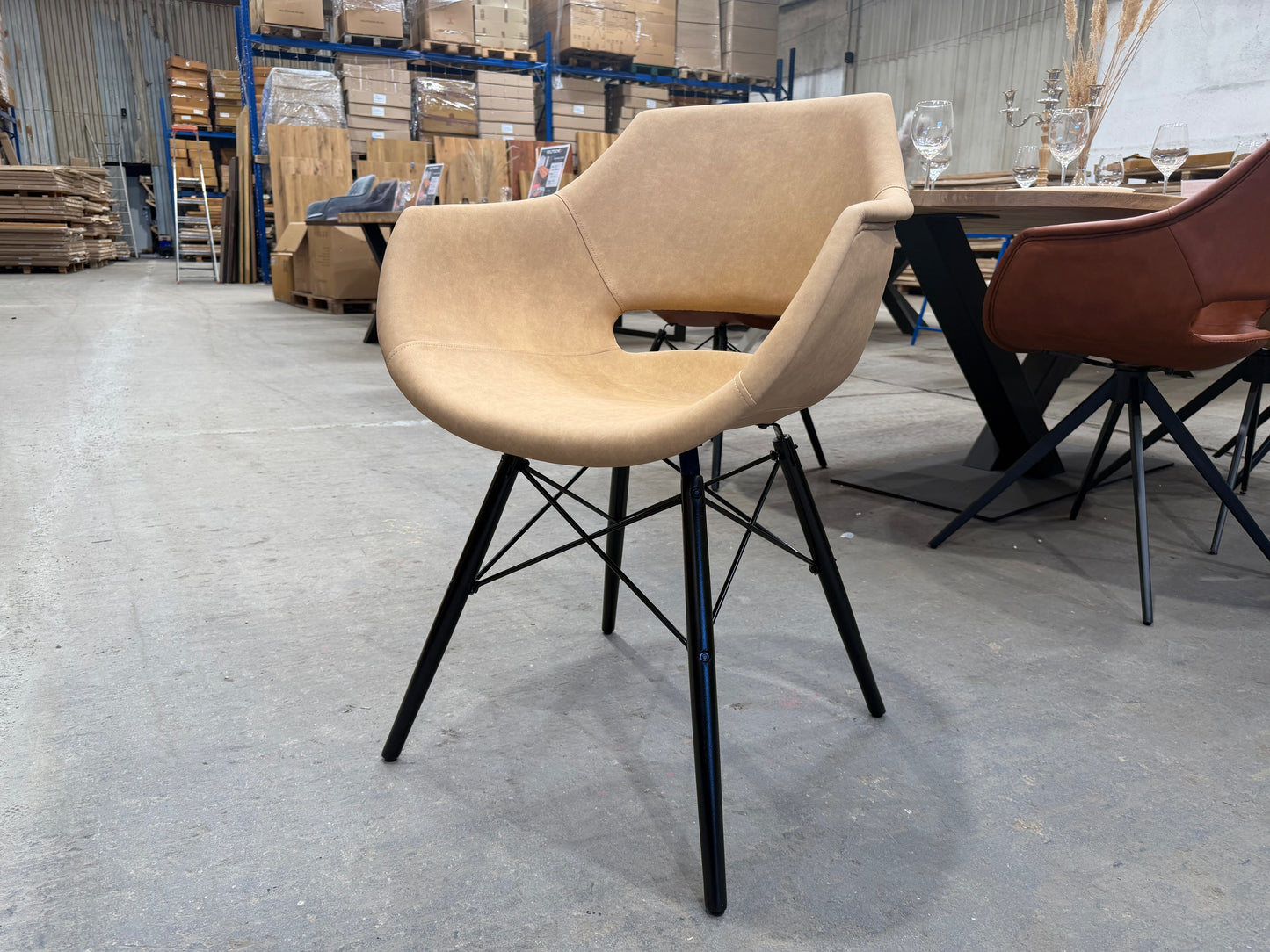 Esszimmerstuhl mit Armlehnen – Kunstleder in Beige, Holzgestell - B58|H86|T59cm