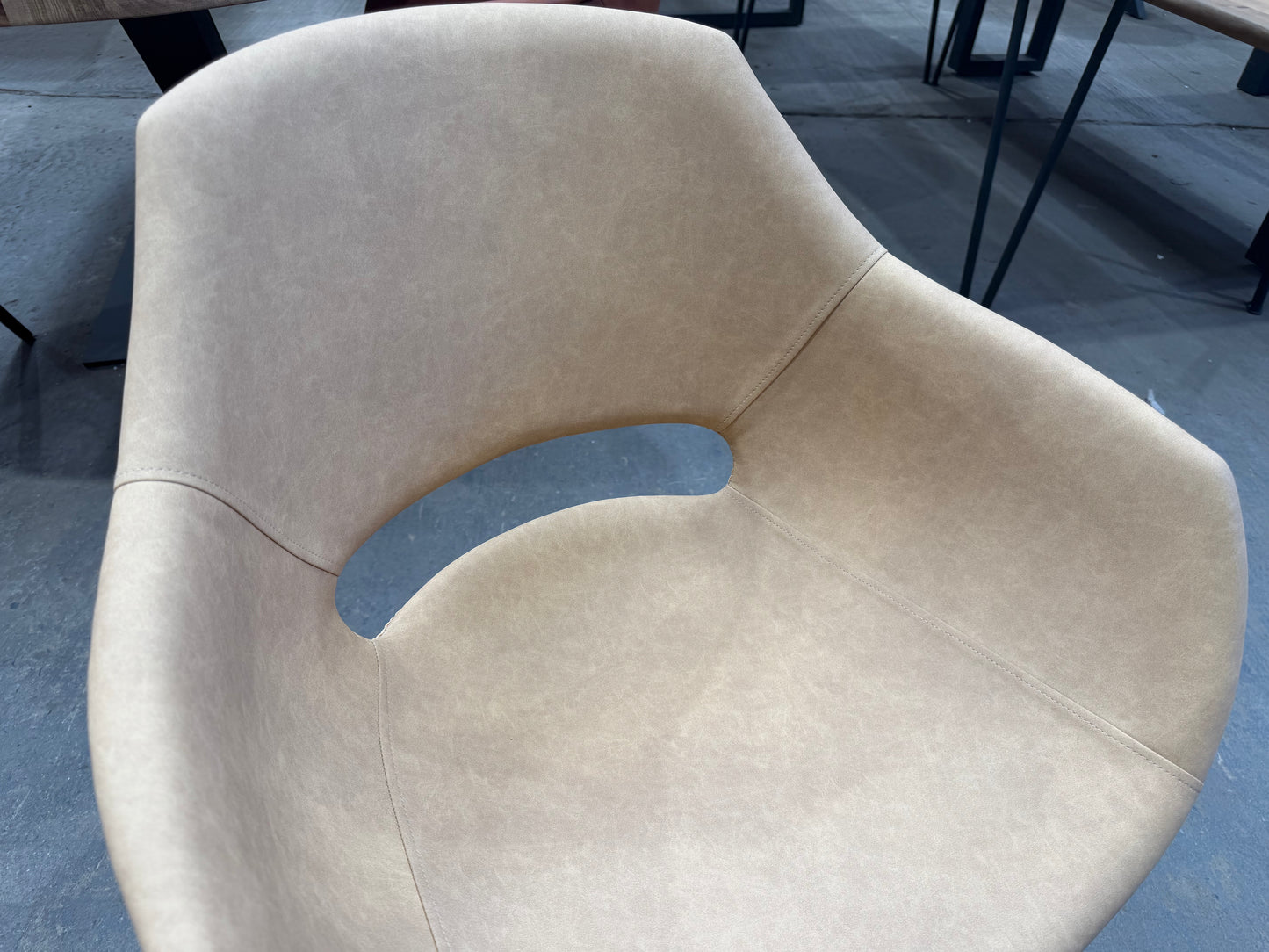 Esszimmerstuhl mit Armlehnen – Kunstleder in Beige, Holzgestell - B58|H86|T59cm
