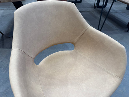 Esszimmerstuhl mit Armlehnen – Kunstleder in Beige, Holzgestell - B58|H86|T59cm