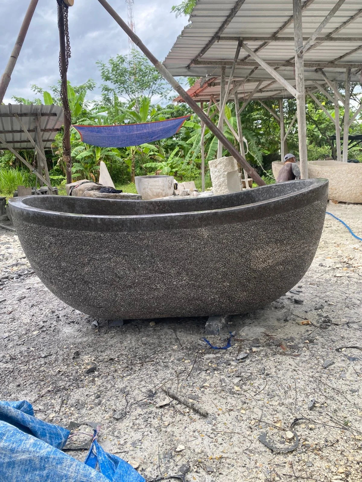 Freistehende Naturstein Badewanne Grau – 170 × 90 cm | Massiver Steinblock