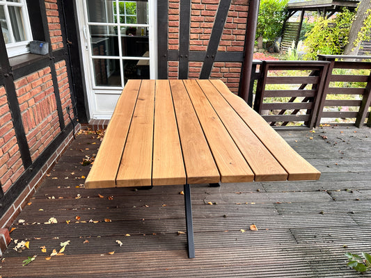 Gartentisch aus Eiche mit Baumkante