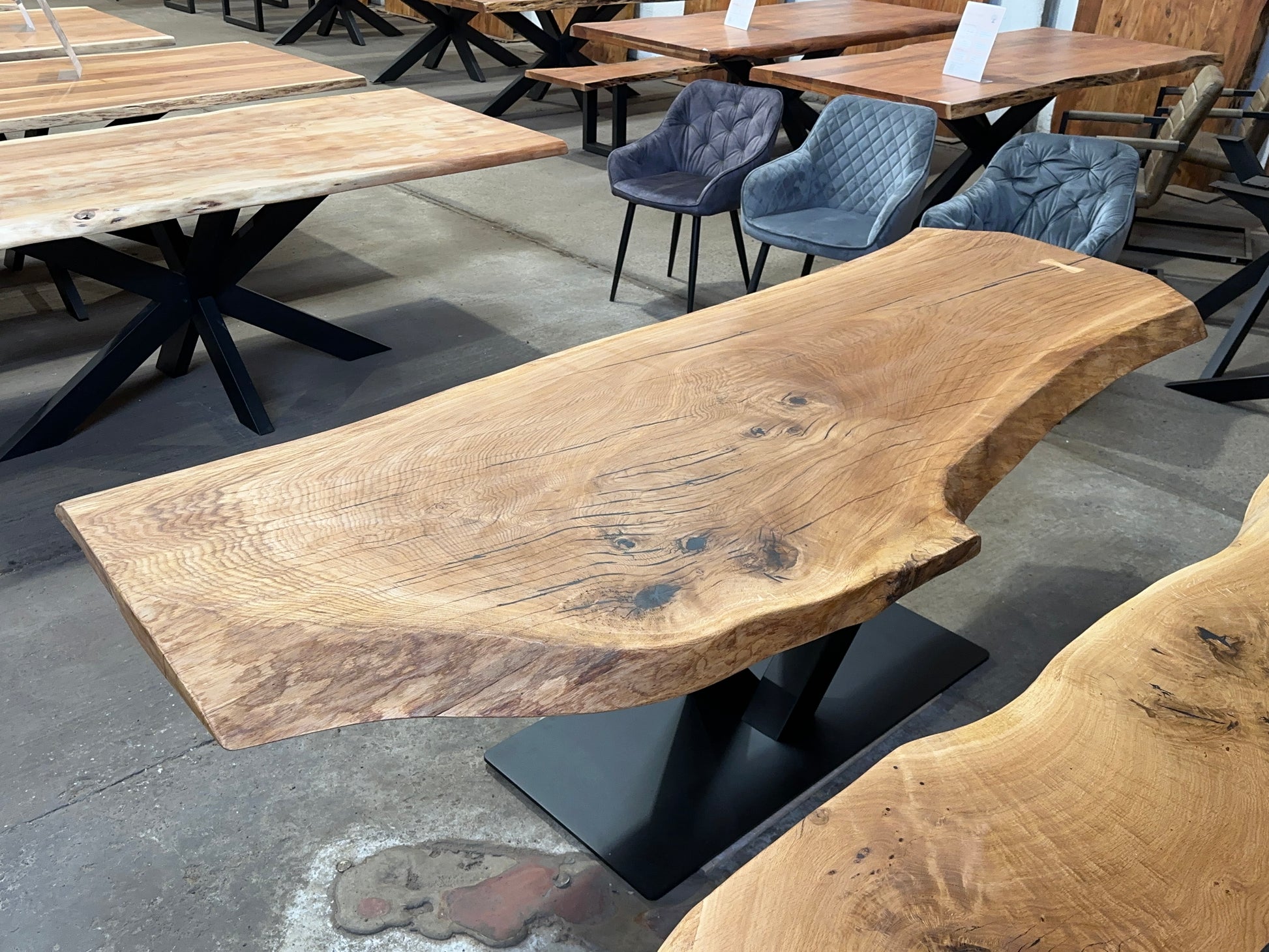tischplatte campingtisch Tischplatte & Tisch Baumscheibe Eiche aus einem Stück mit V-Gestell – Holztische24.com